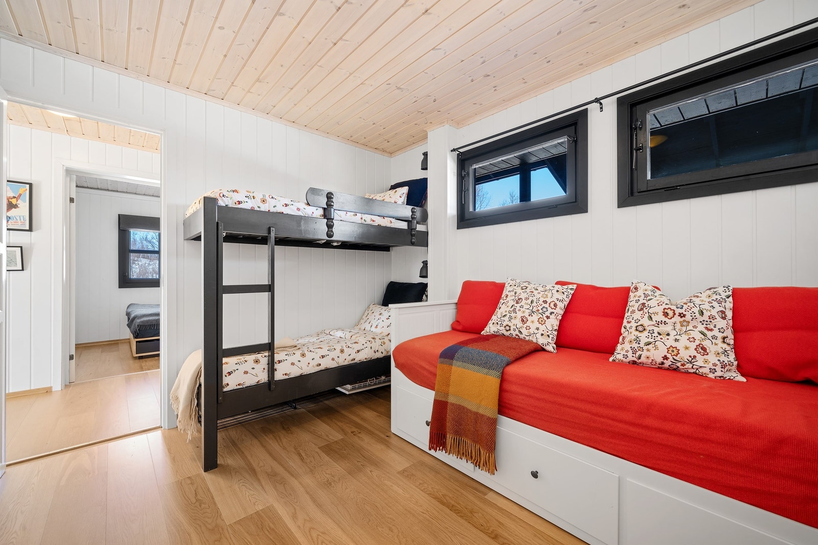 Soverom 2 innredet med køye og sovesofa. Galleribilde