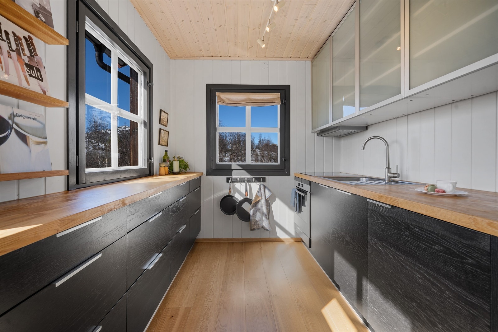 Kjøkkenet har godt med skap og benkeplass. Utsikt mot skisenteret. Galleribilde