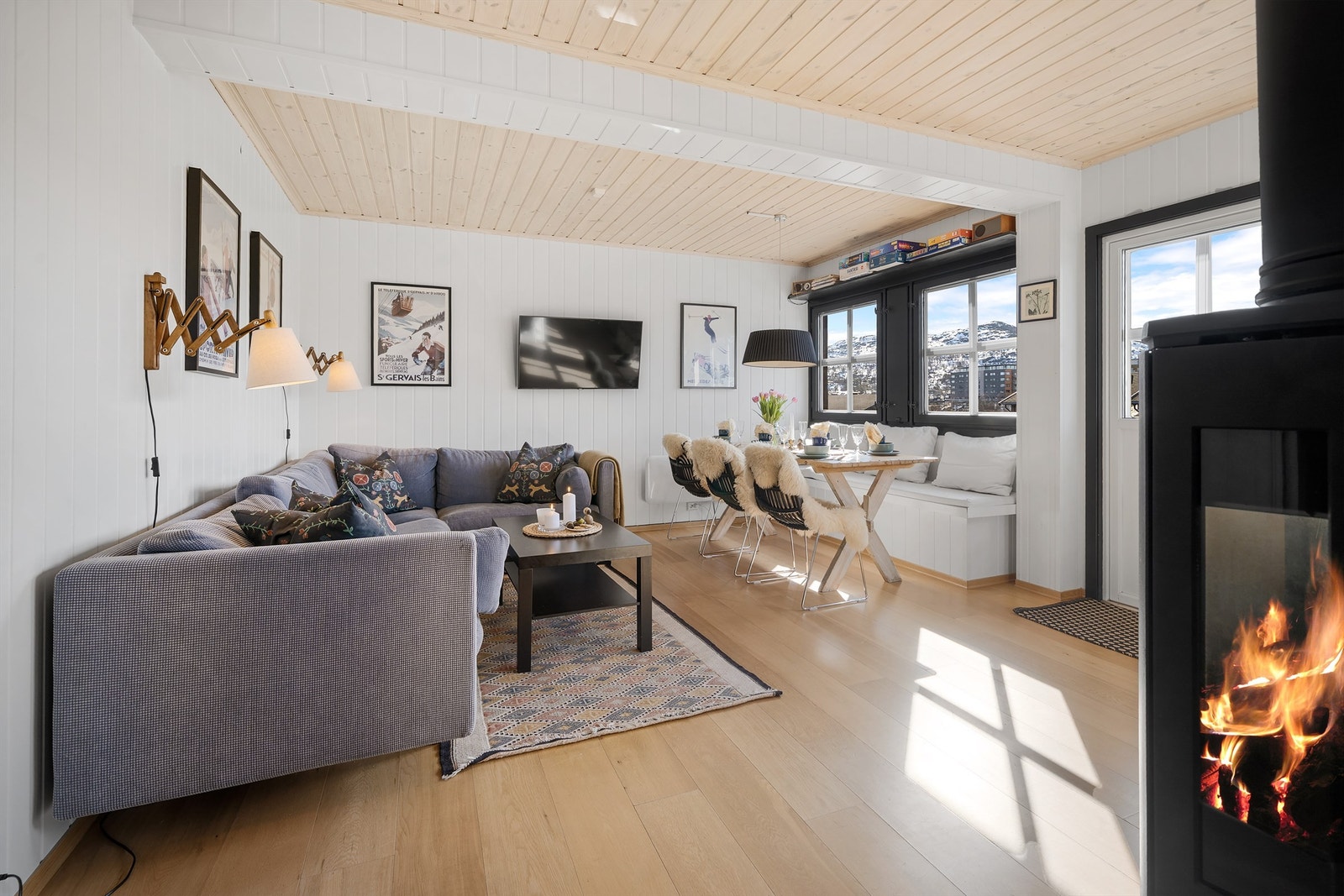 Stue med peisovn og utgang solrik veranda. Galleribilde