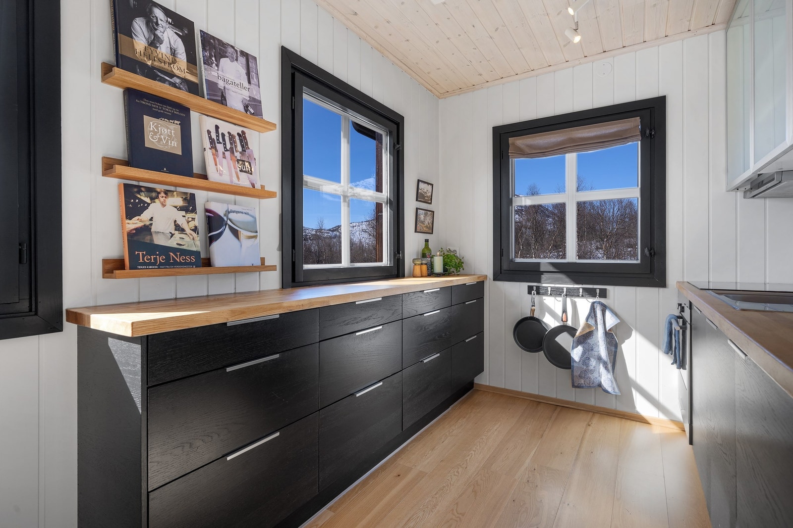 Kjøkken med gode lysforhold og utsikt. Galleribilde