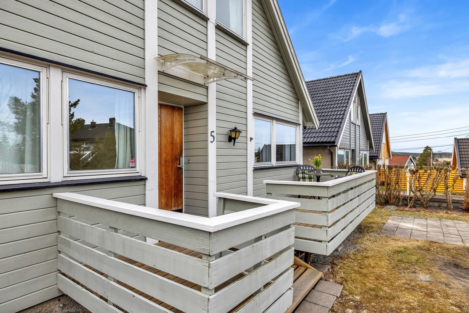 Fra gårdsplassen er det inngang via terrasse med plass til en sittegruppe. Galleribilde