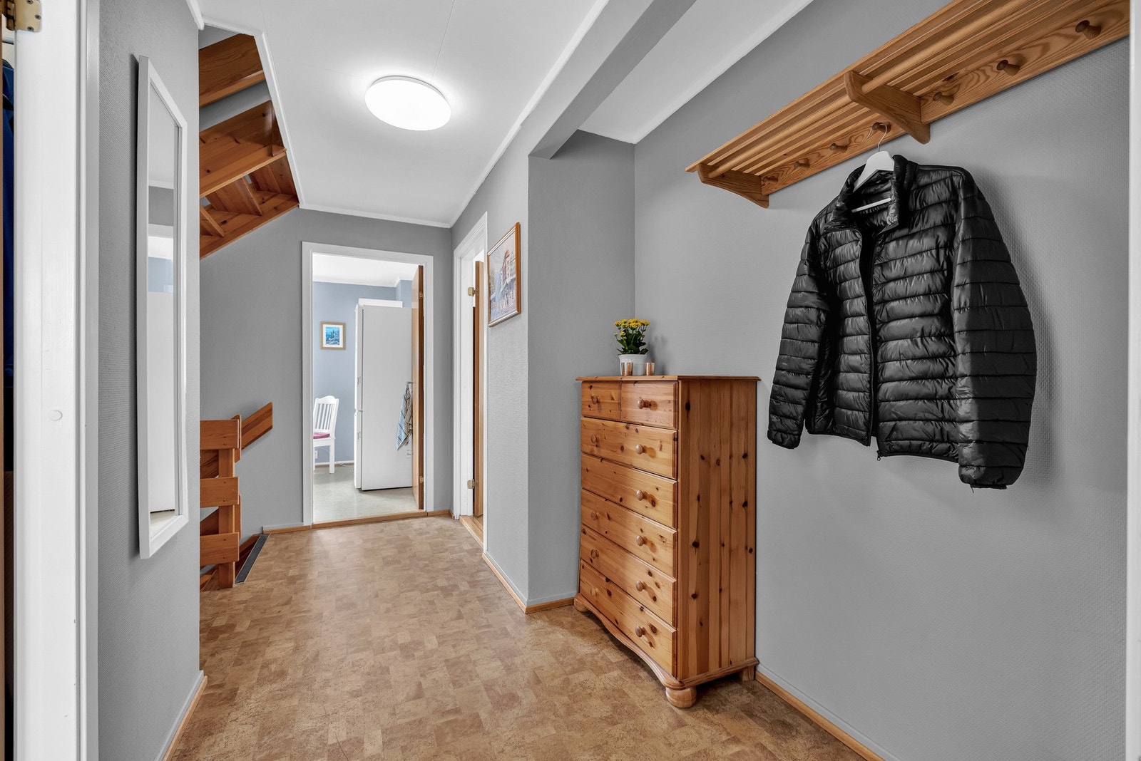 Gulvene er lagt med slitesterkt gulvbelegg og det er god plass til garderobe og knaggrekke for god oppbevaring av yttertøy. Galleribilde