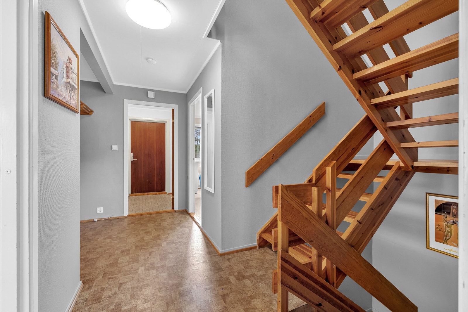 Du ønskes velkommen inn i en hvitmalt entré før du kommer videre inn i gangen. Galleribilde