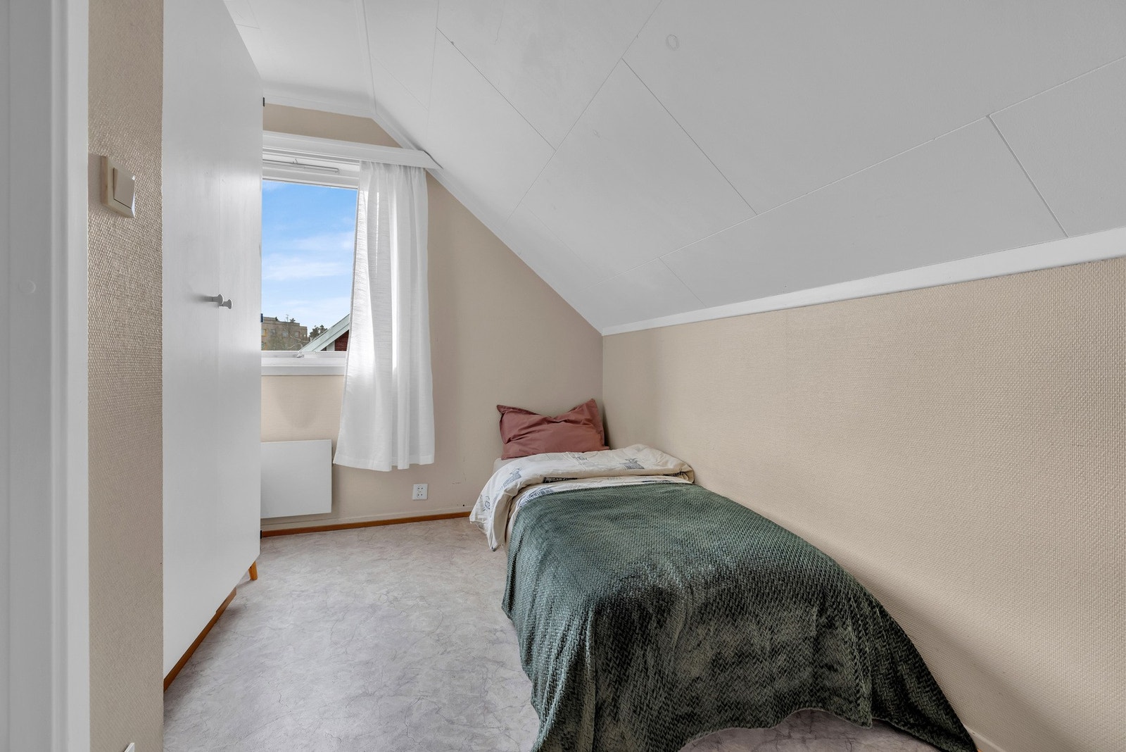 Soverom 4 holder samme standard og er malt i en dus beige tone, er utstyrt med garderobe og seng. Galleribilde