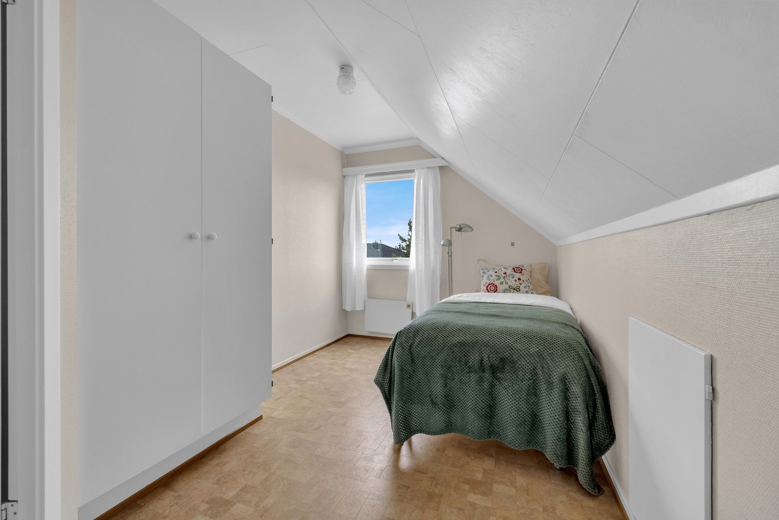 Soverom 2 benyttes i dag som gjesterom. Rommet er utstyrt med en garderobe og seng og passer ypperlig som barnerom. Rommet har lysmalte vegger og gulvbelegg. Galleribilde