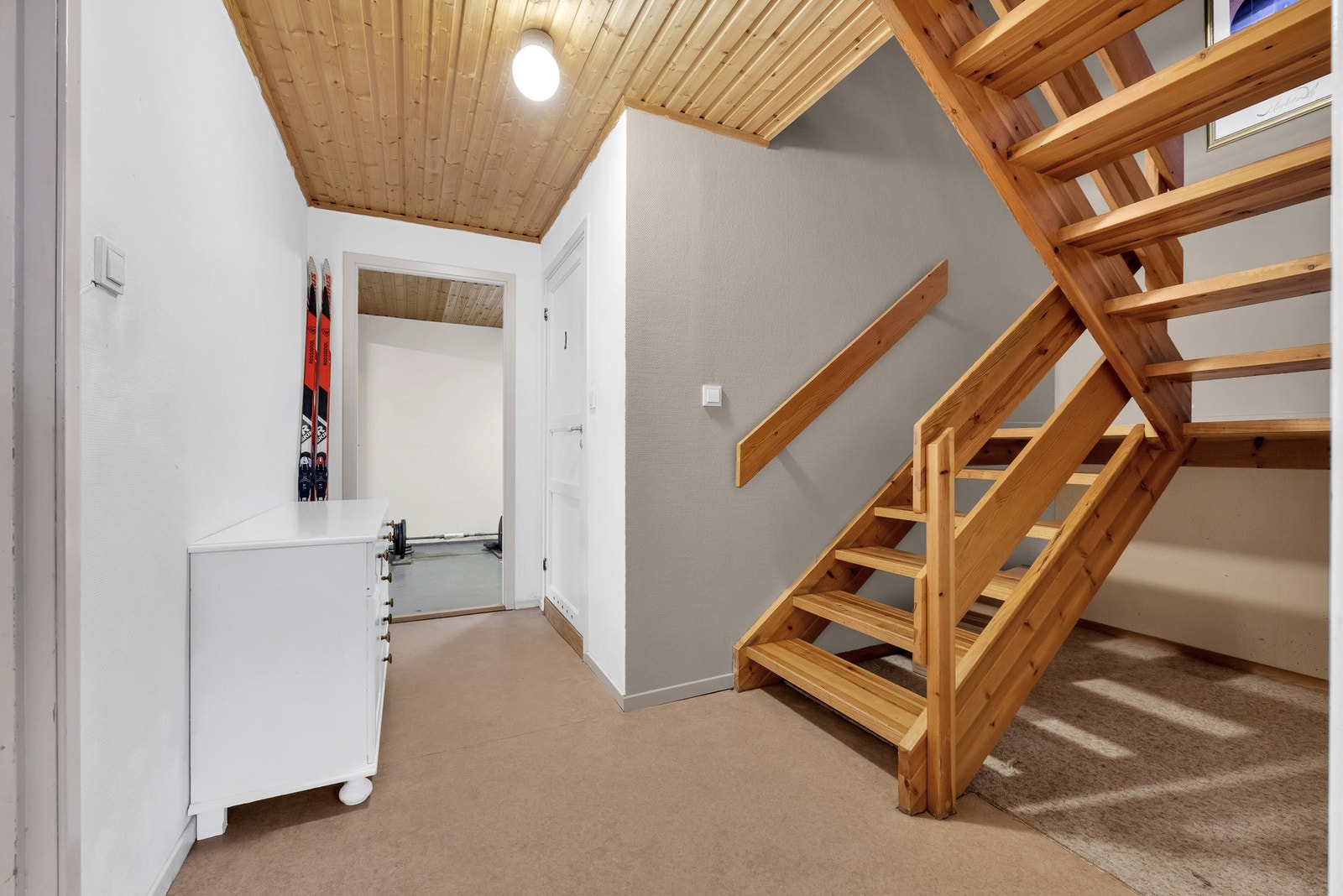 Fra trapperommet i kjeller har du adkomst til boder, bad og vaskerom. Galleribilde