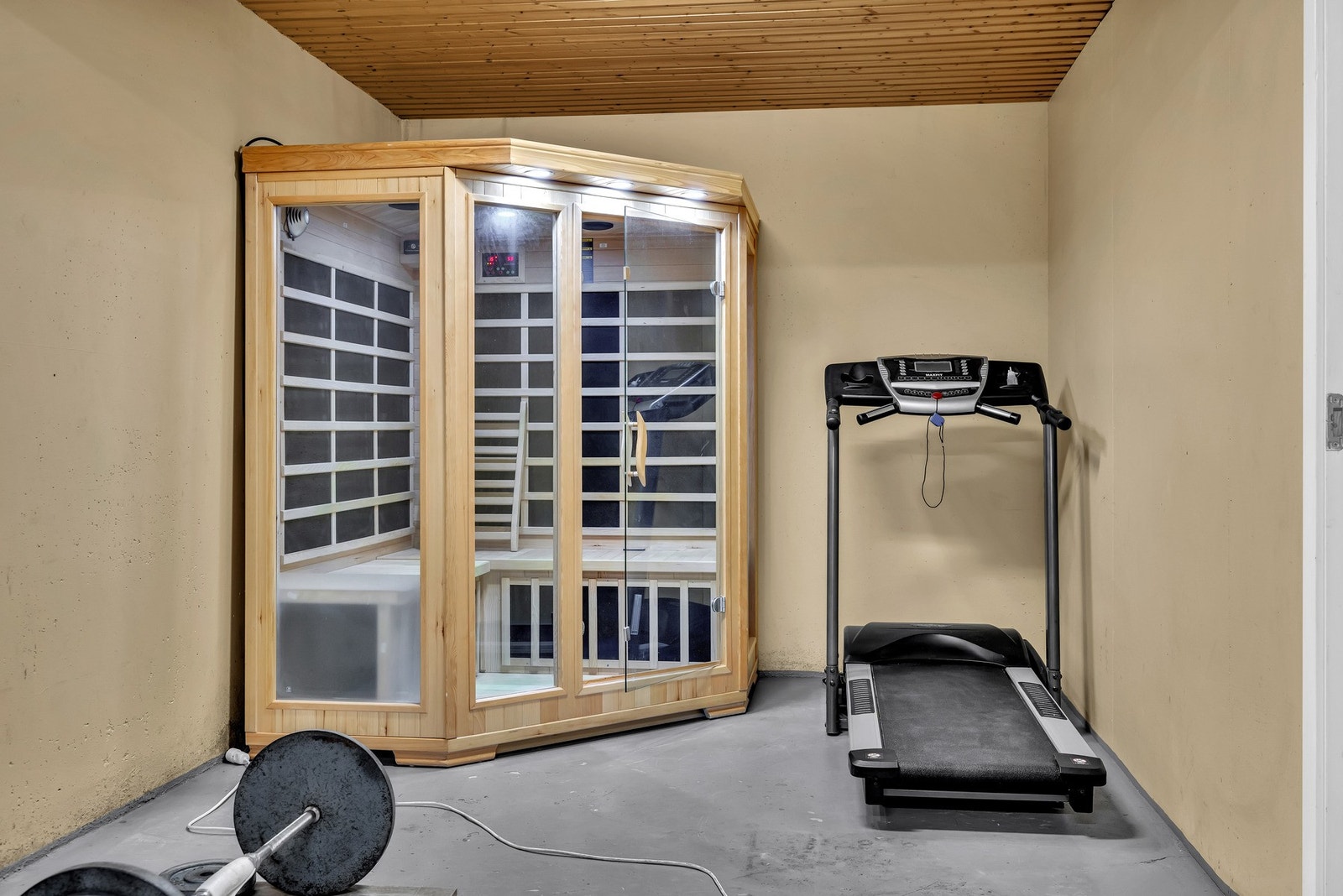 I kjelleren står en infrarød sauna, denne vil medfølge ved salg. Galleribilde