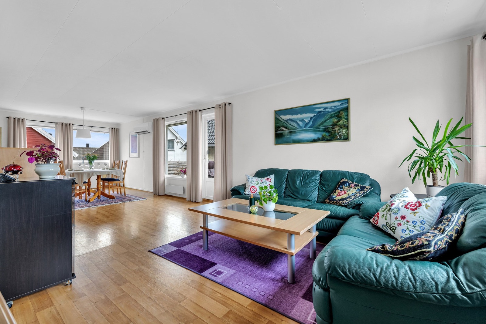 Her har du god plass til en stor sofagruppe hvor du kan samle hele familien. Galleribilde