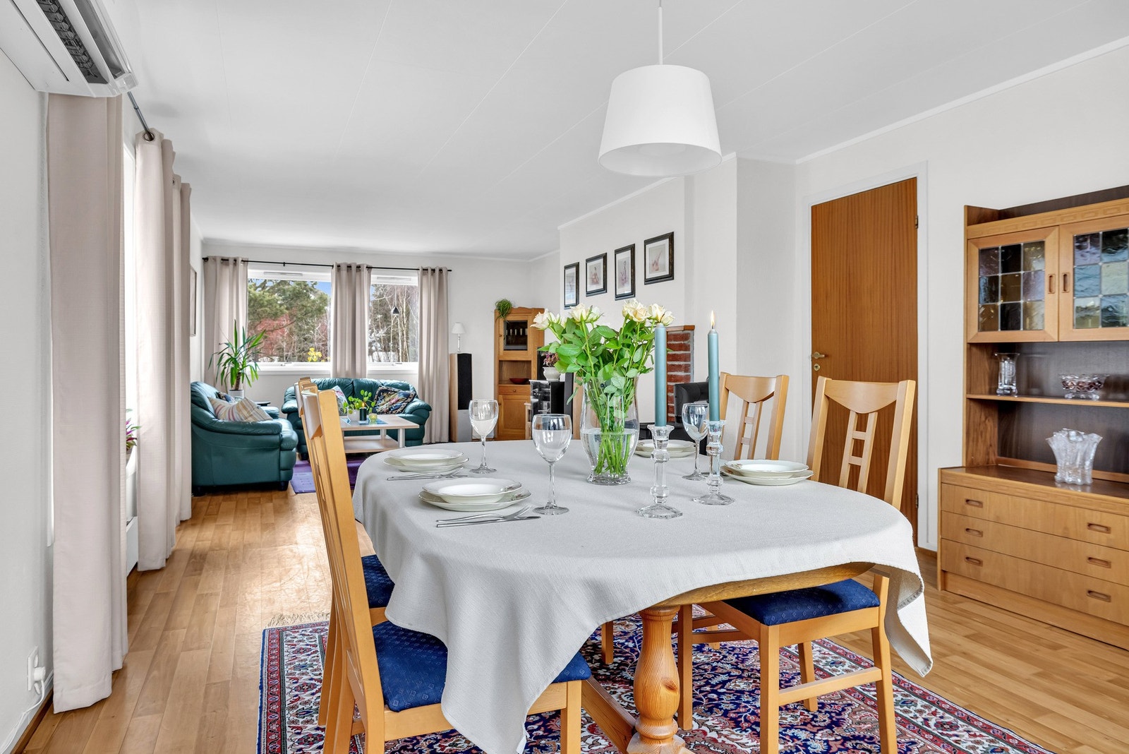 Dekk opp og inviter venner og familie til middag. Galleribilde