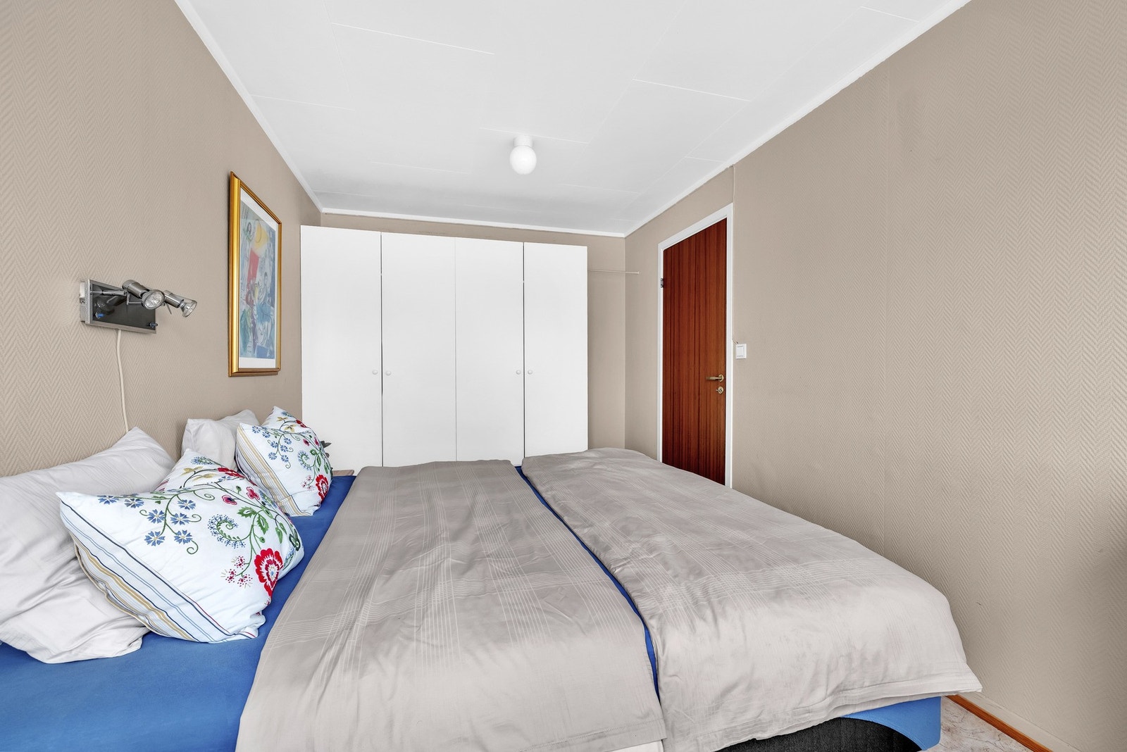 Her har du god plass til en stor dobbeltseng med tilhørende møblement og kommode for ekstra lagring. Galleribilde