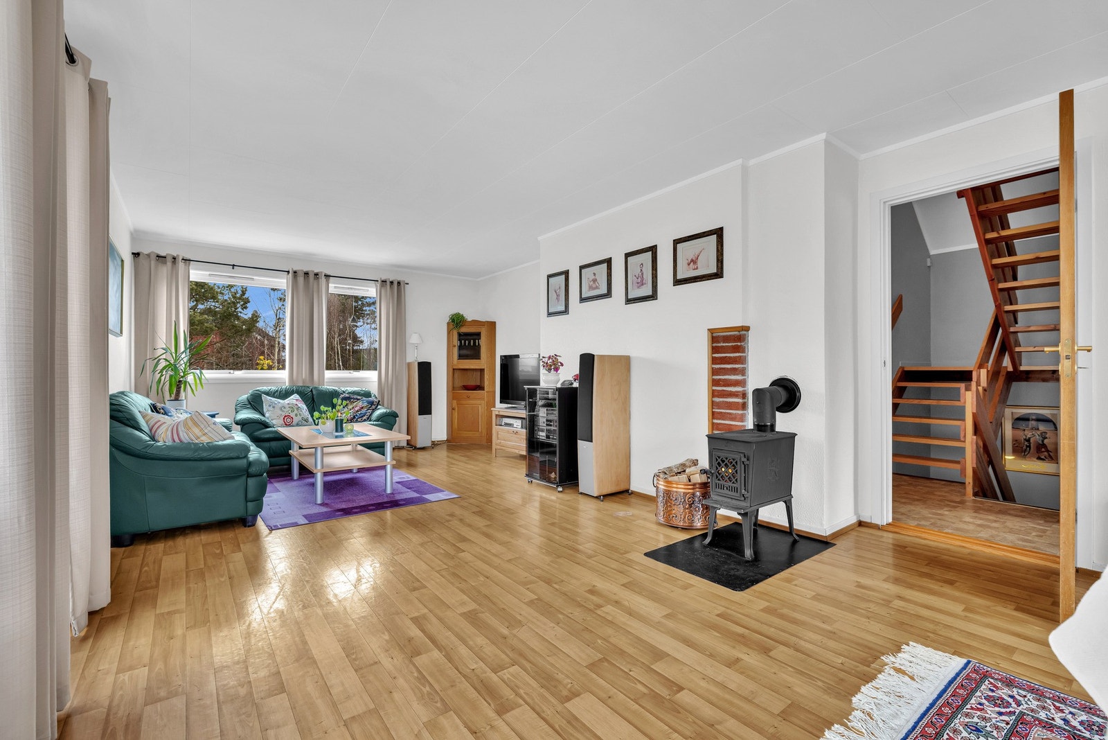 Stuen har adkomst fra gangen og har en naturlig inndeling for sosiale soner. Galleribilde