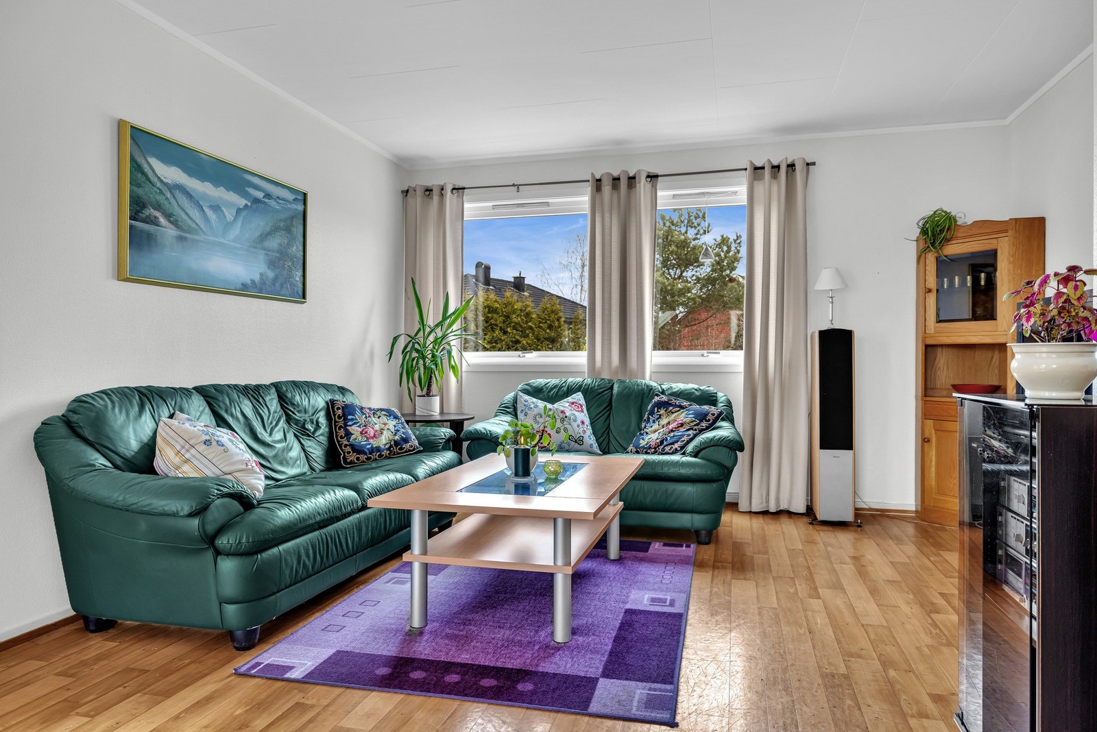 Store vinduer i begge ender av rommet sørger for god gjennomlysning. Galleribilde