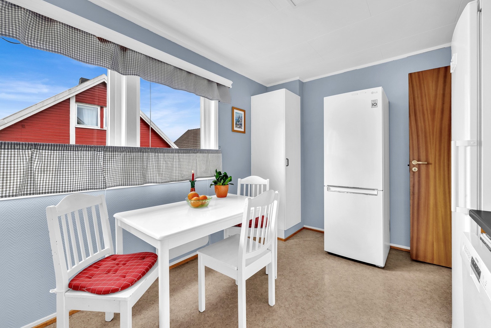 Her får du god utsikt over hagen på baksiden av huset og de store vindusflatene gir rikelig med naturlig lysinnslipp. Galleribilde