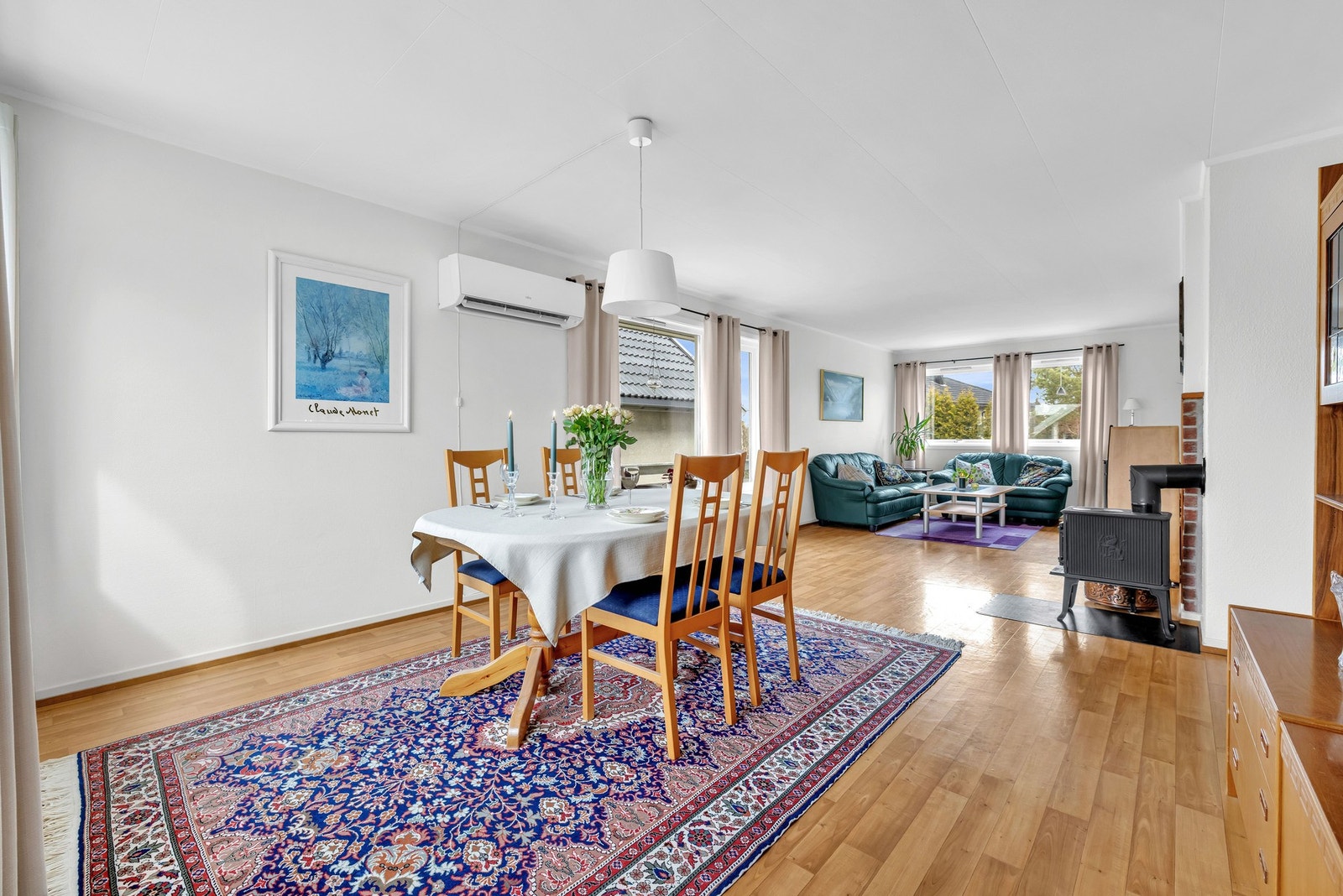 I motsatt ende av stuen har du god plass til en stor spisegruppe. Galleribilde