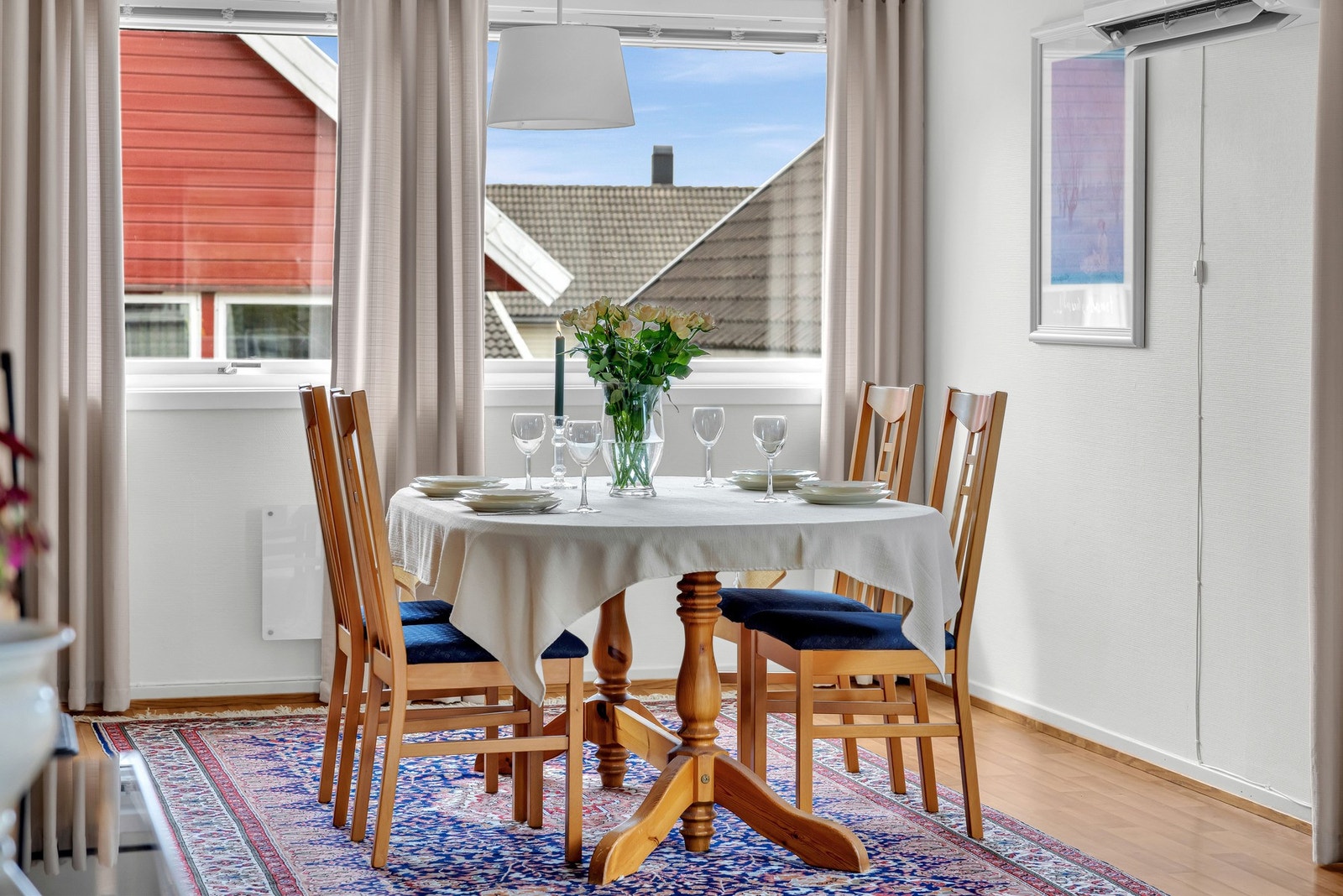 Veggene er malt lyse og gulvene har slitesterkt gulvbelegg. Galleribilde