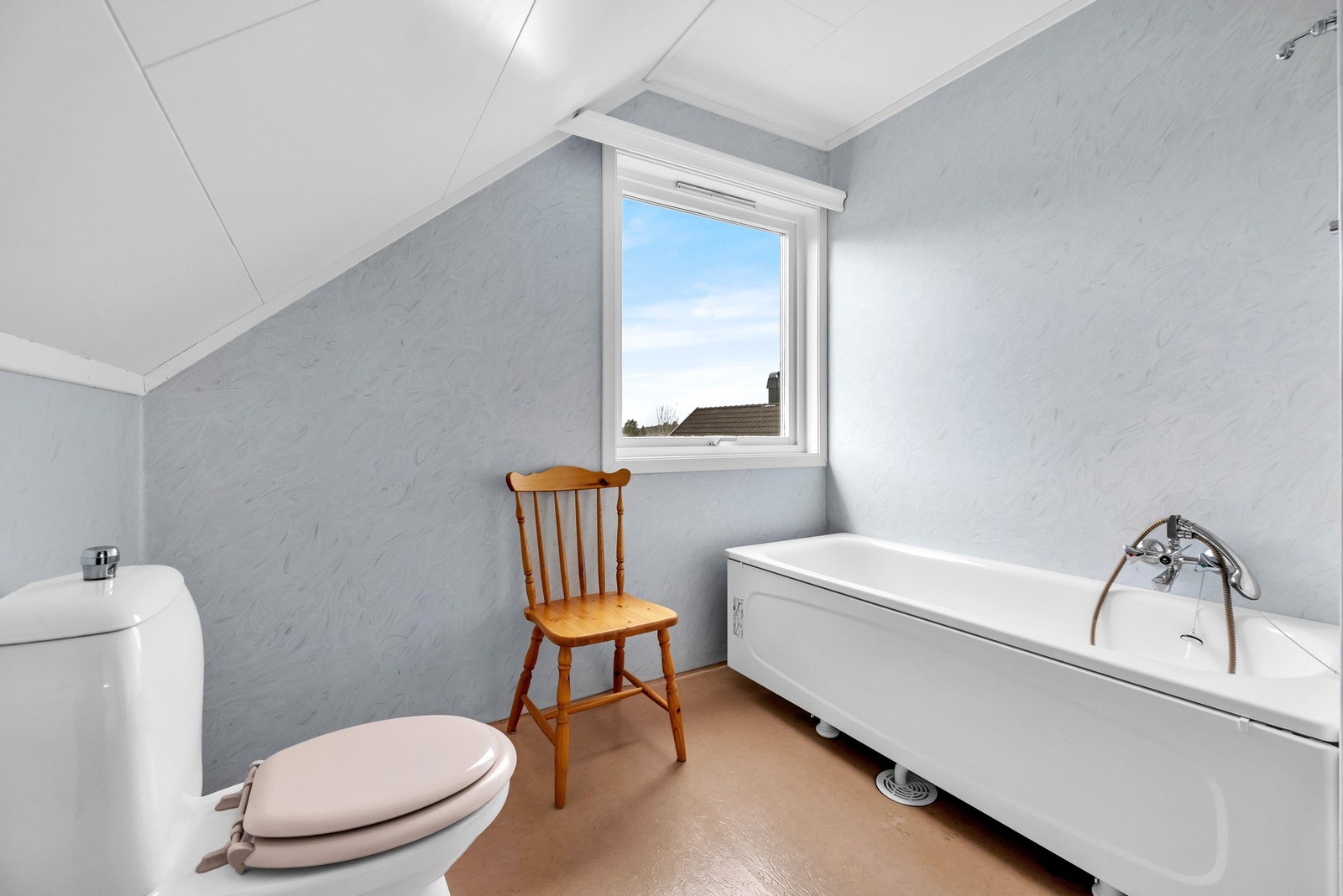 Badet i 2. etg. er fra byggeår og har gulvbelegg og våtromstapet. Galleribilde