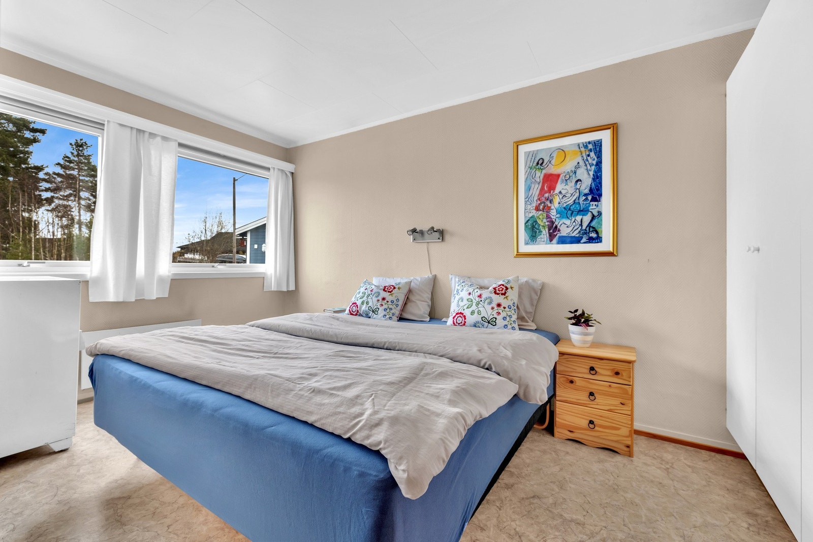 Hovedsoverommet ligger i 1. etg. og har lysmalte vegger og gulvbelegg. Rommet har store vinduer som vender mot gårdsplassen, samt stor garderobe med gode oppbevaringsmuligheter. Galleribilde