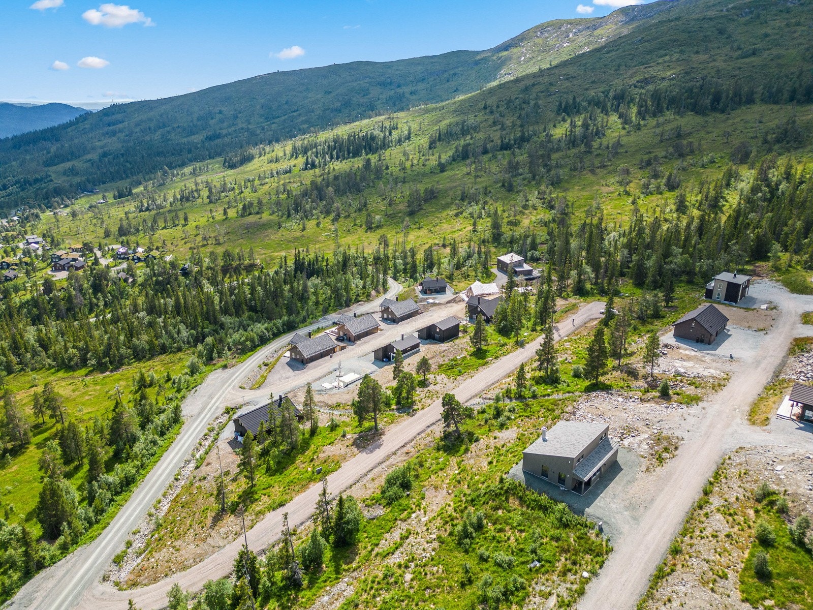 Det er totalt 4 tomter som skal selges, så ta kontakt for å få en gjennomgang. Galleribilde