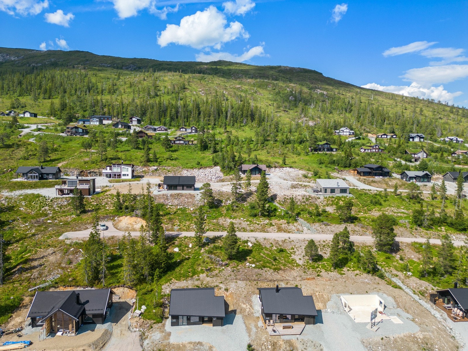 Det er totalt 4 tomter som skal selges, så ta kontakt for å få en gjennomgang. Galleribilde