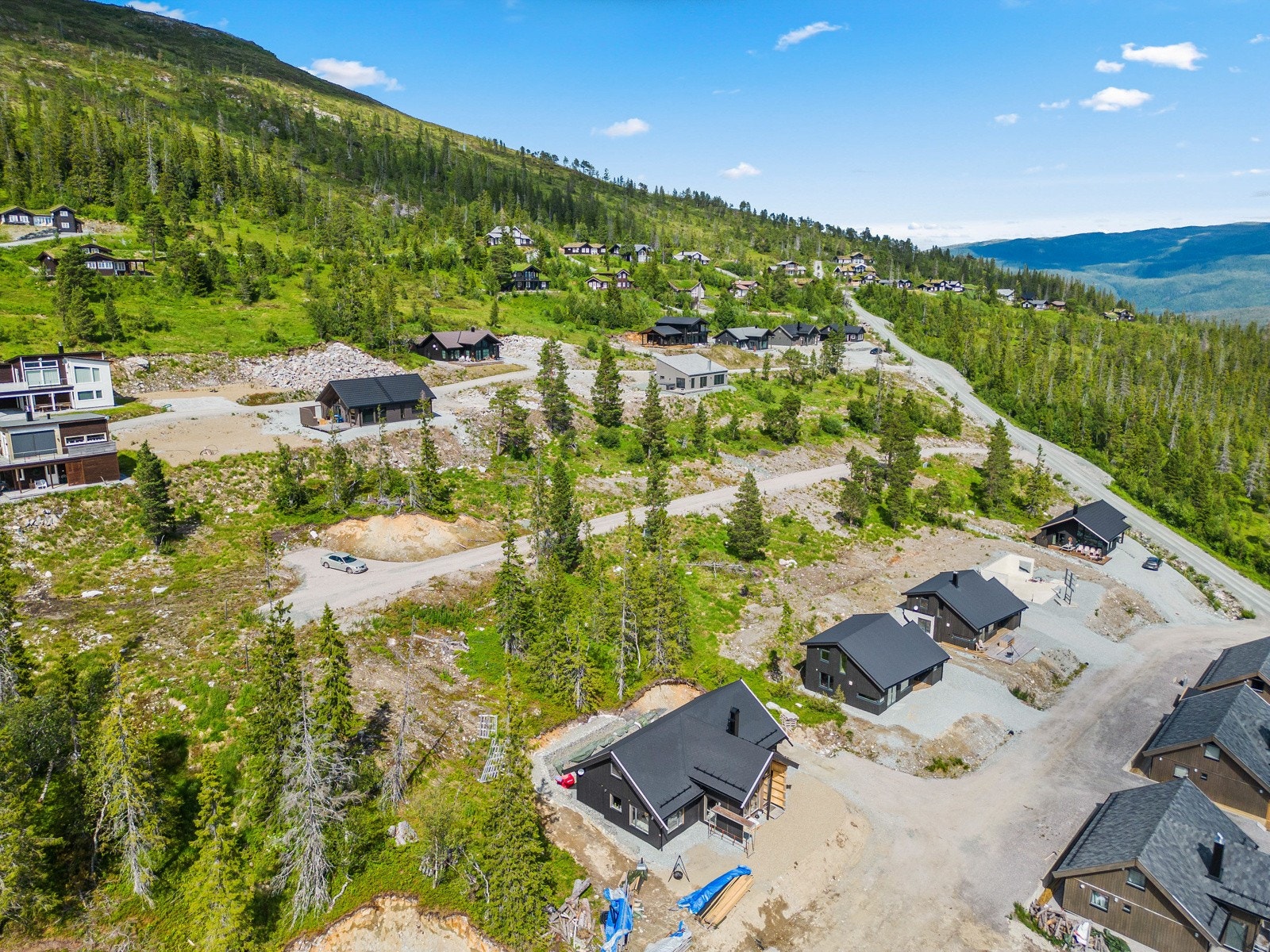 Det er totalt 4 tomter som skal selges, så ta kontakt for å få en gjennomgang. Galleribilde