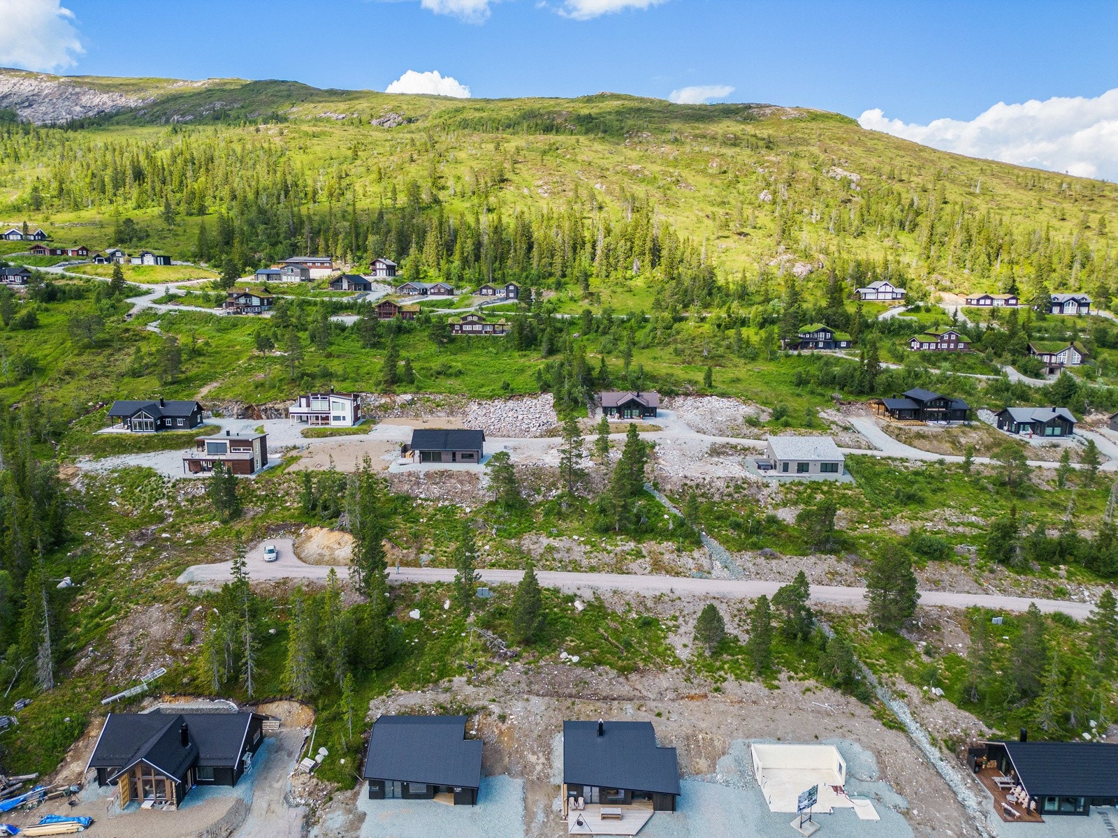 Det er totalt 4 tomter som skal selges, så ta kontakt for å få en gjennomgang. Galleribilde