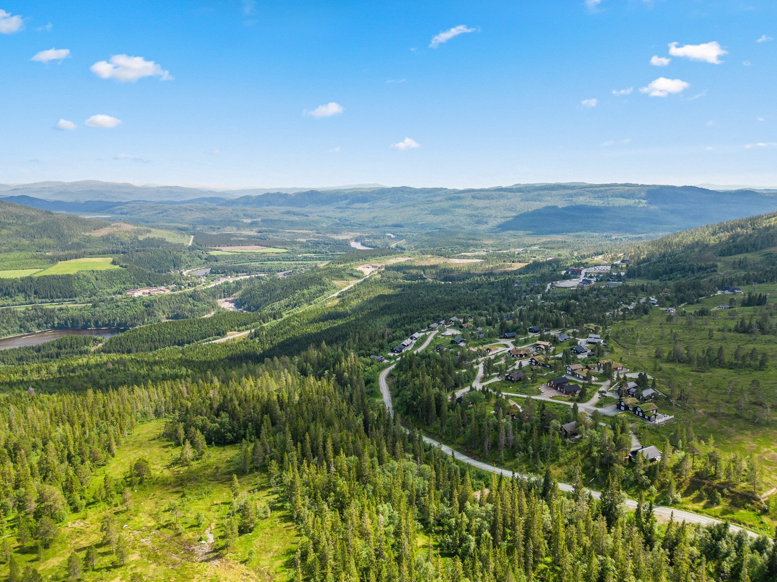 Det er totalt 4 tomter som skal selges, så ta kontakt for å få en gjennomgang. Galleribilde