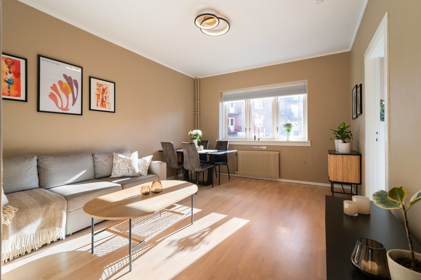 Dette er en romslig og gjennomgående 2-roms med gode lysforhold og sentral beliggenhet. Galleribilde