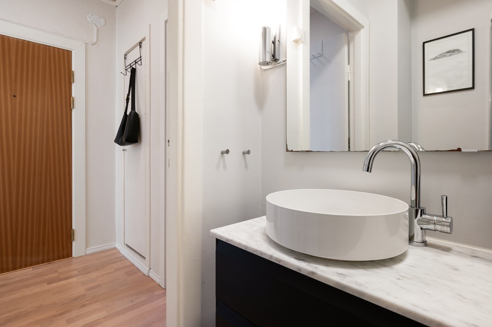 Rommet har flott innredning med benkeplate med marmor-look. God oppbevaringsplass i skuffer under. Servant og ett greps svingbart blandebatteri. Galleribilde