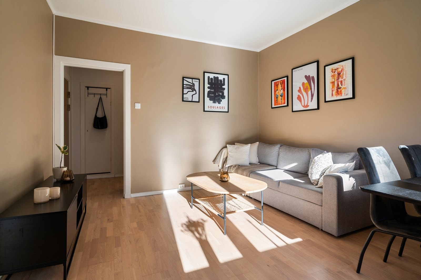 Naturlig plassering for sofagruppe og spisebord. Galleribilde