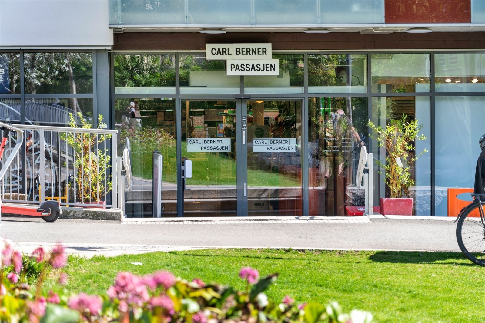 Stort utvalg av forretninger og restauranter i nærområdet. Galleribilde