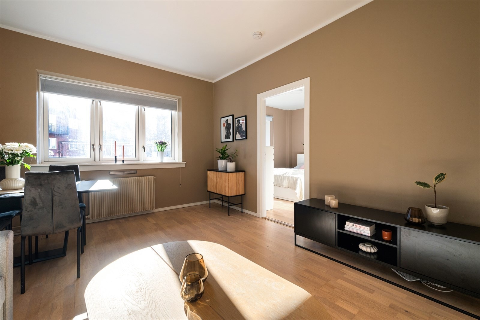 Lys og pen stue med plass til sofagruppe og spisebord. Galleribilde