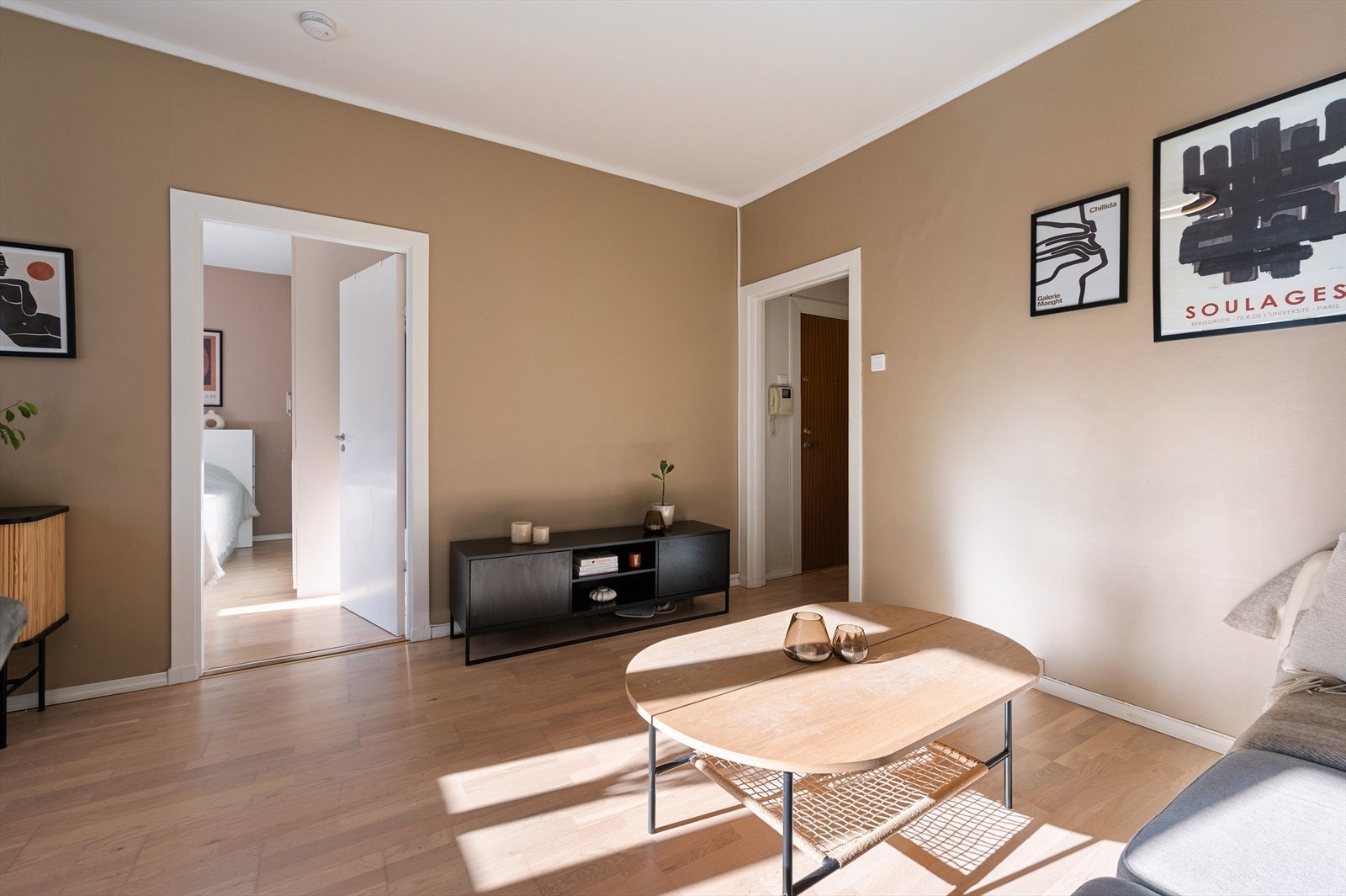 Store vindusflater gir godt med naturlig lysinnslipp. Galleribilde