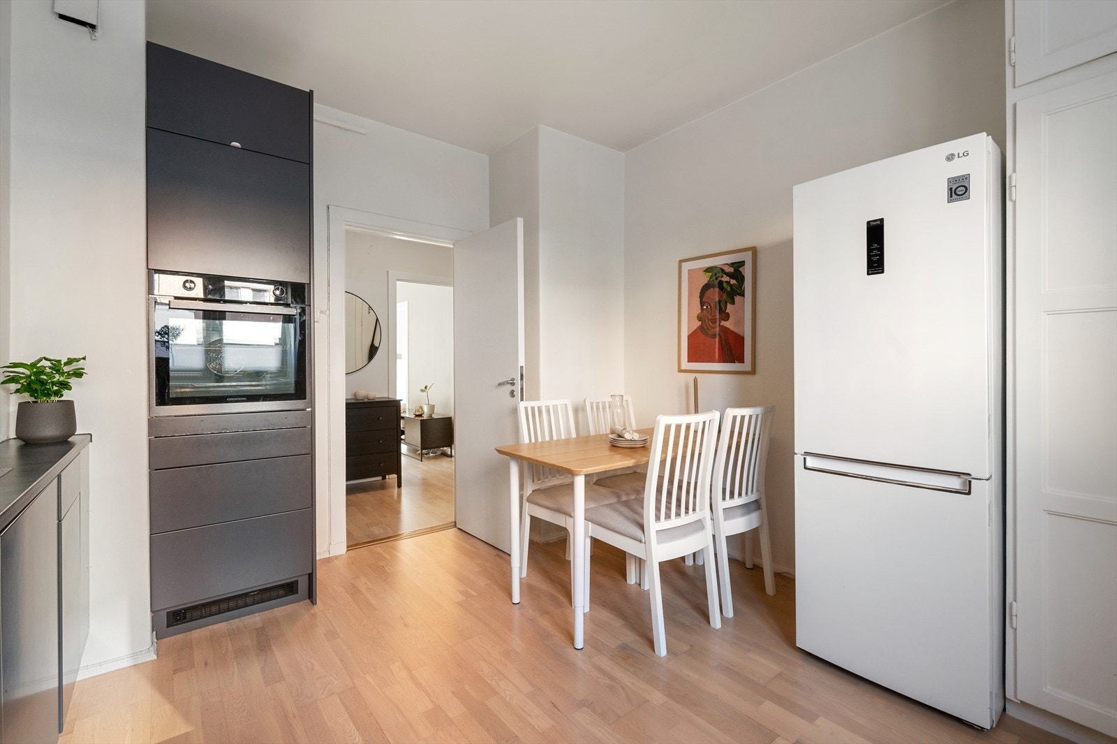 Kjøkkenet er utstyrt med integrert platetopp med integrert vifte, ovn og oppvaskmaskin samt vaskemaskin. Nisje til kjøleskap. Galleribilde