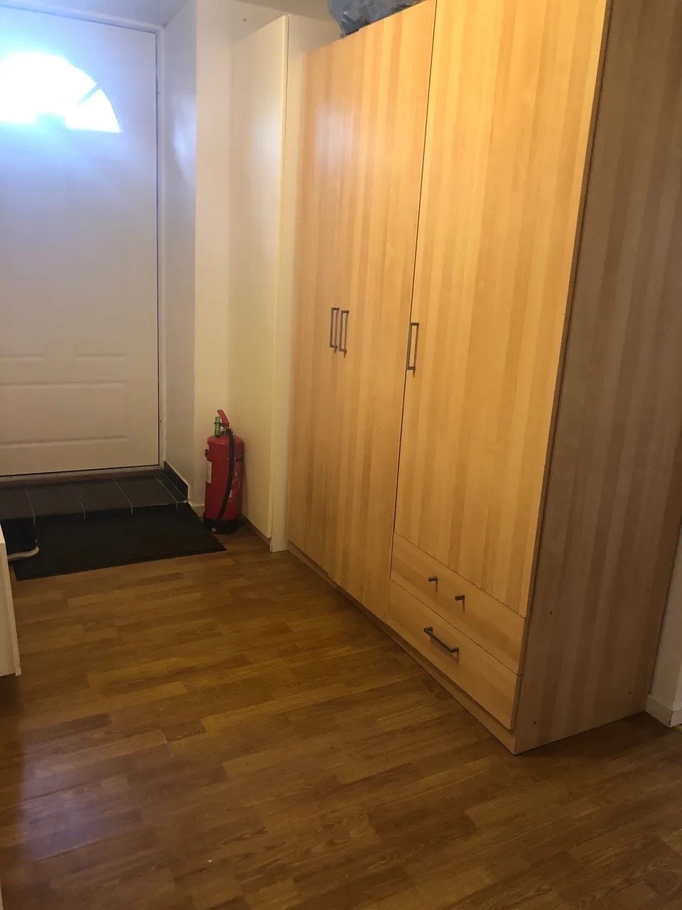 Hall med mye skapplass. Galleribilde