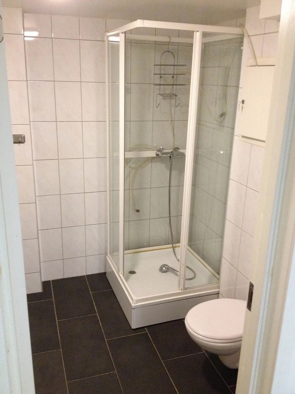 Bad med dusj og veggtoalett. Galleribilde