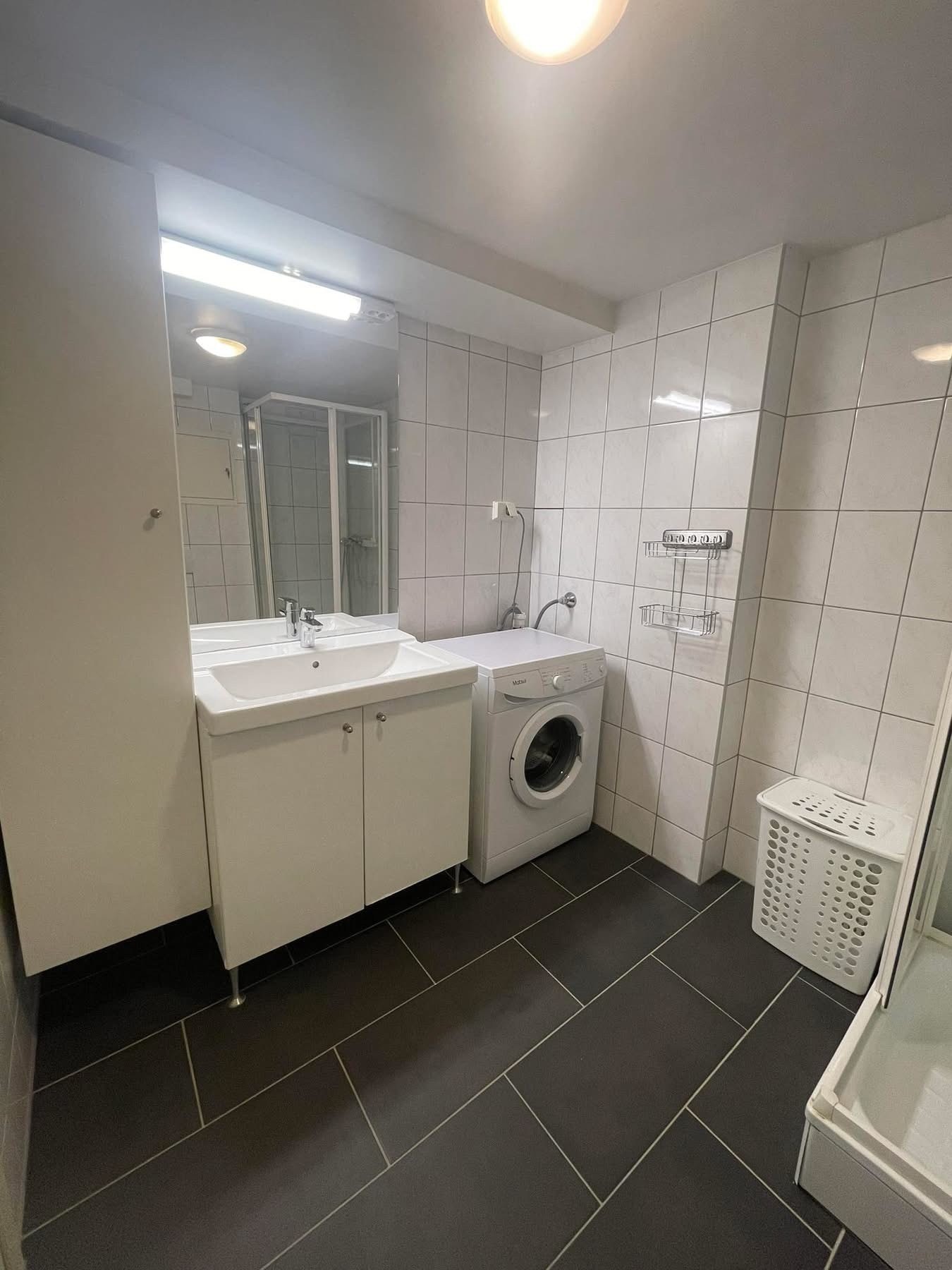 Bad med praktisk flisegulv med varmekabler. Galleribilde