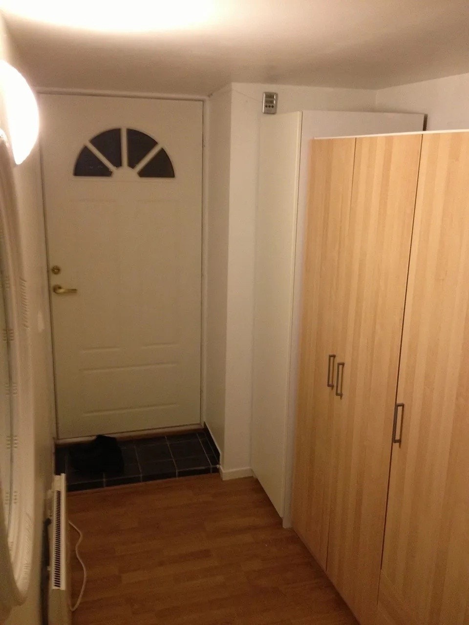 Inngangsparti med hall med mye skapplass. Galleribilde