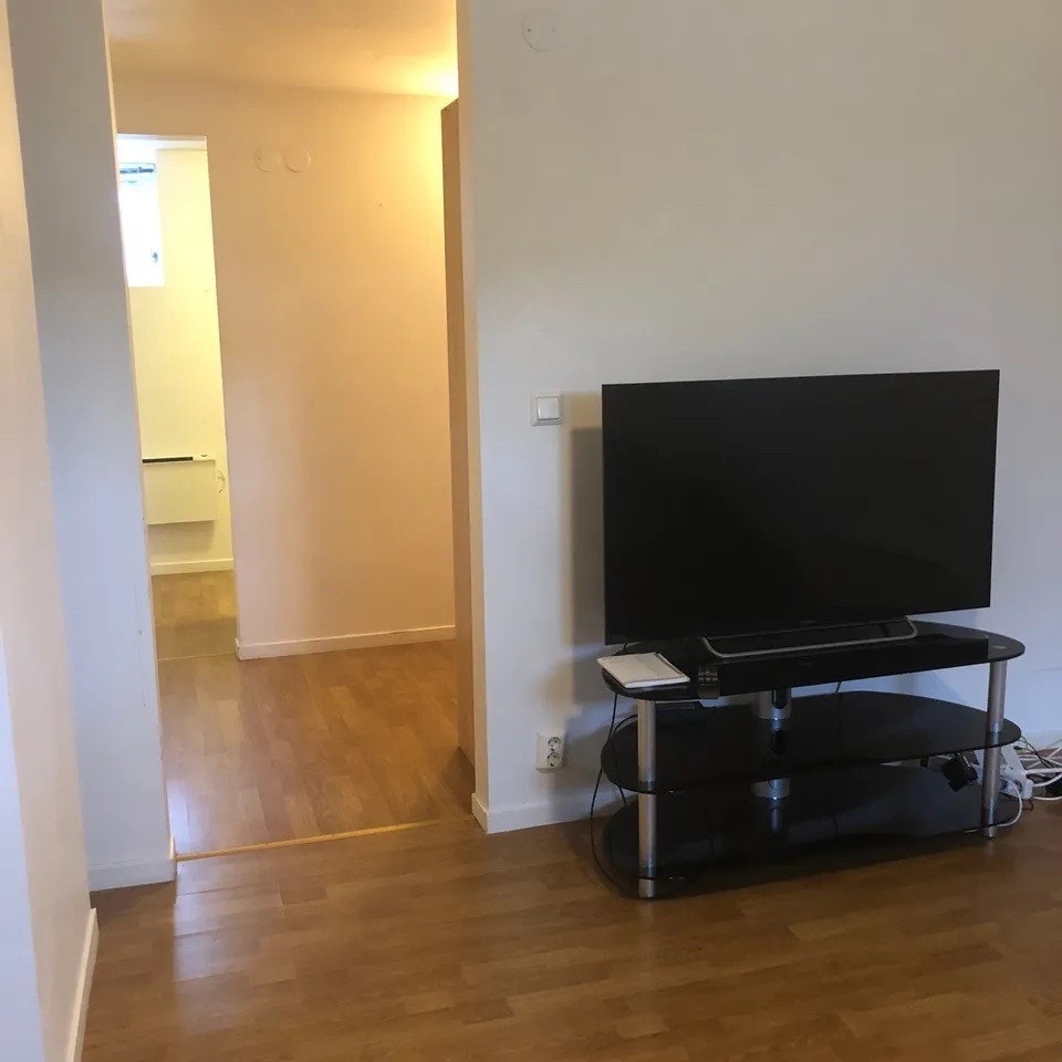 Del av stue med smart-tv Galleribilde