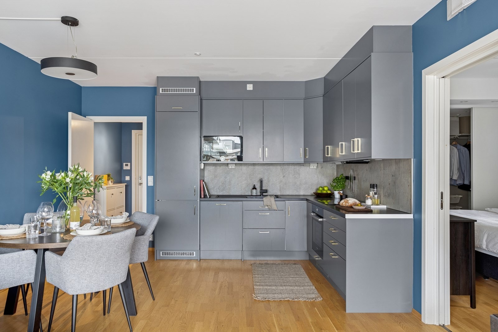 Den praktiske planløsningen gir deg mulighet til å være sosial også under kokkeleringen. Galleribilde