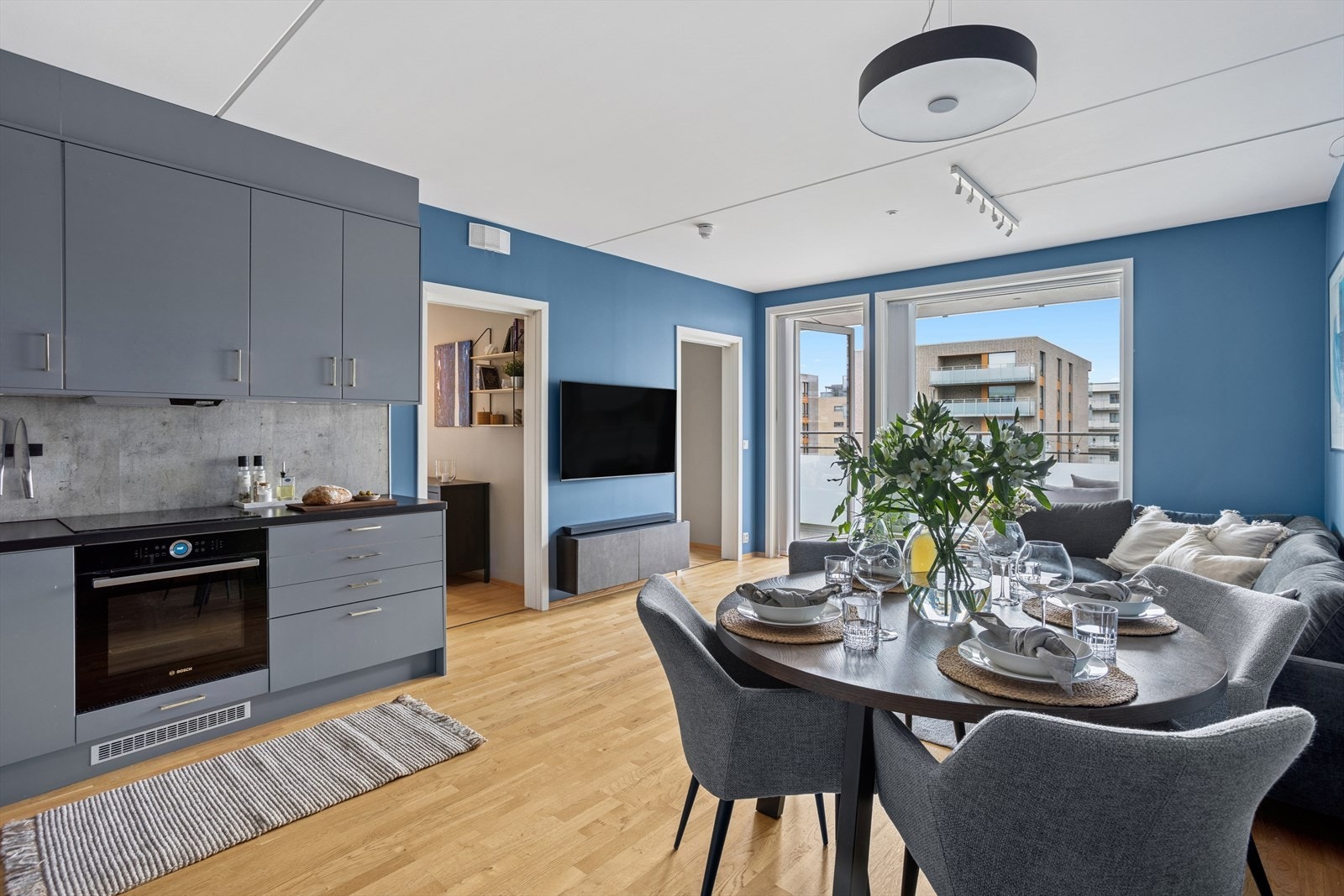 I stuen er det plass til sofagruppe, TV-møblement og spisegruppe. Galleribilde