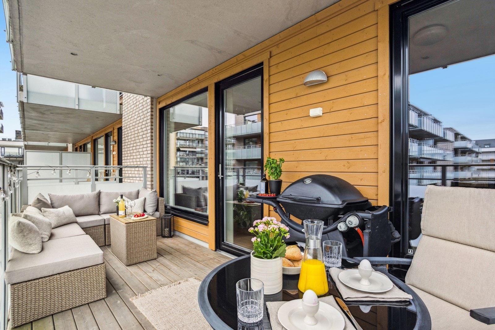 På balkongen er det god plass til utemøblement, grill og diverse beplantning. Galleribilde