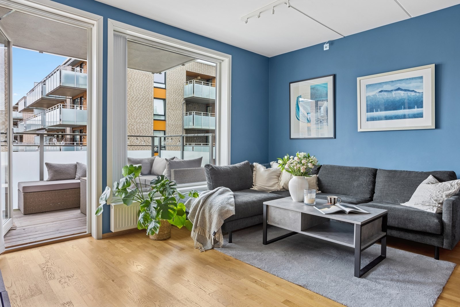 Stuen er lys og romslig med store vindusflater som slipper inn godt med naturlig lys. Galleribilde