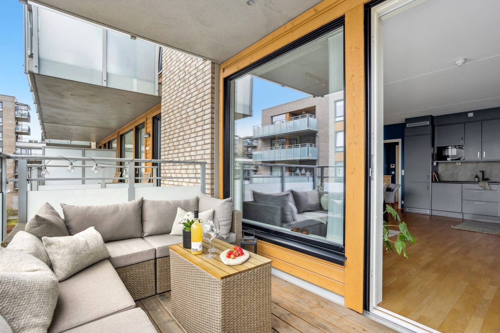 Balkongen fungerer som en forlengelse av stuen i sommerhalvåret. Galleribilde