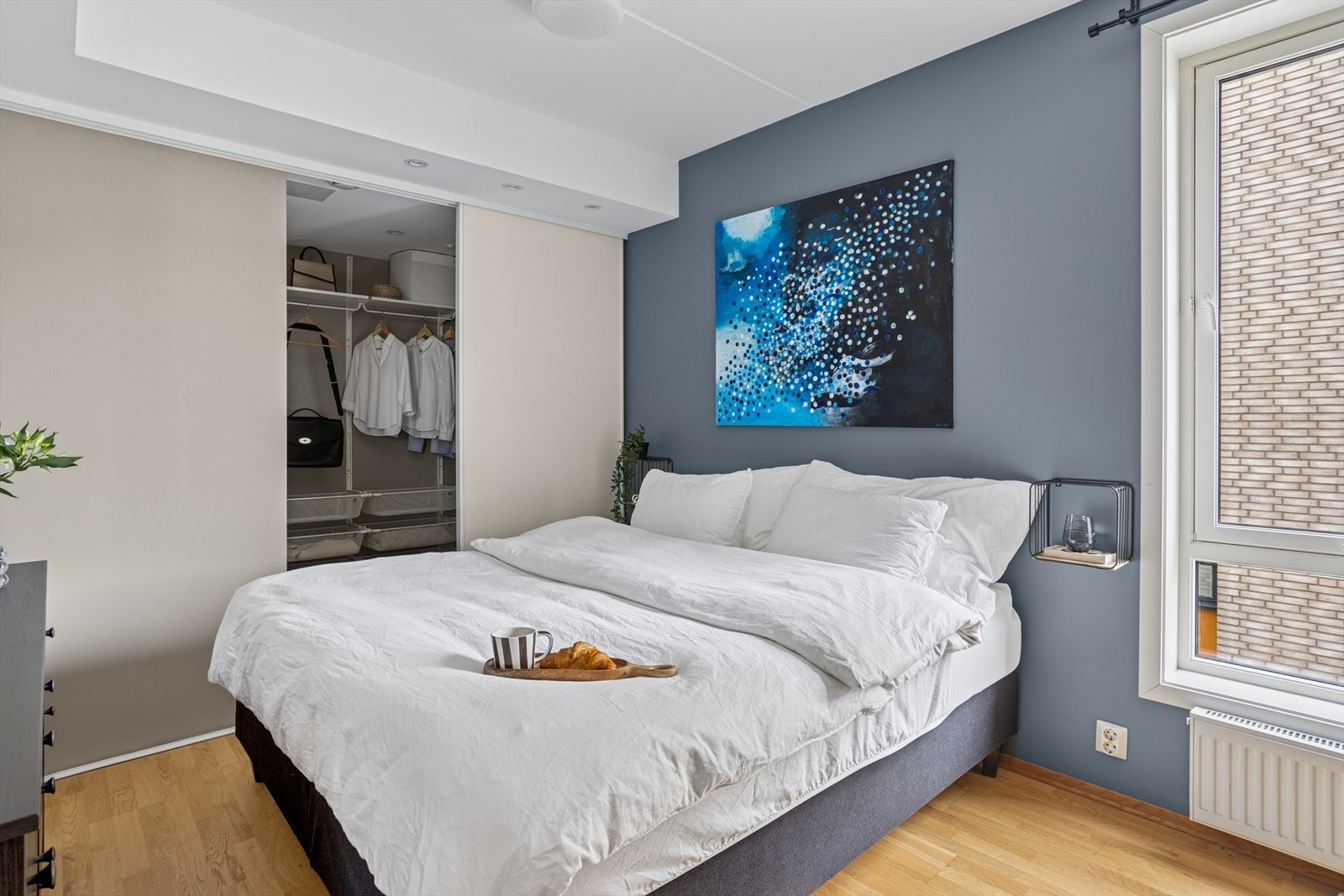 Hovedsoverom med plass til dobbeltseng og tilhørende nattbord på hver side. Galleribilde