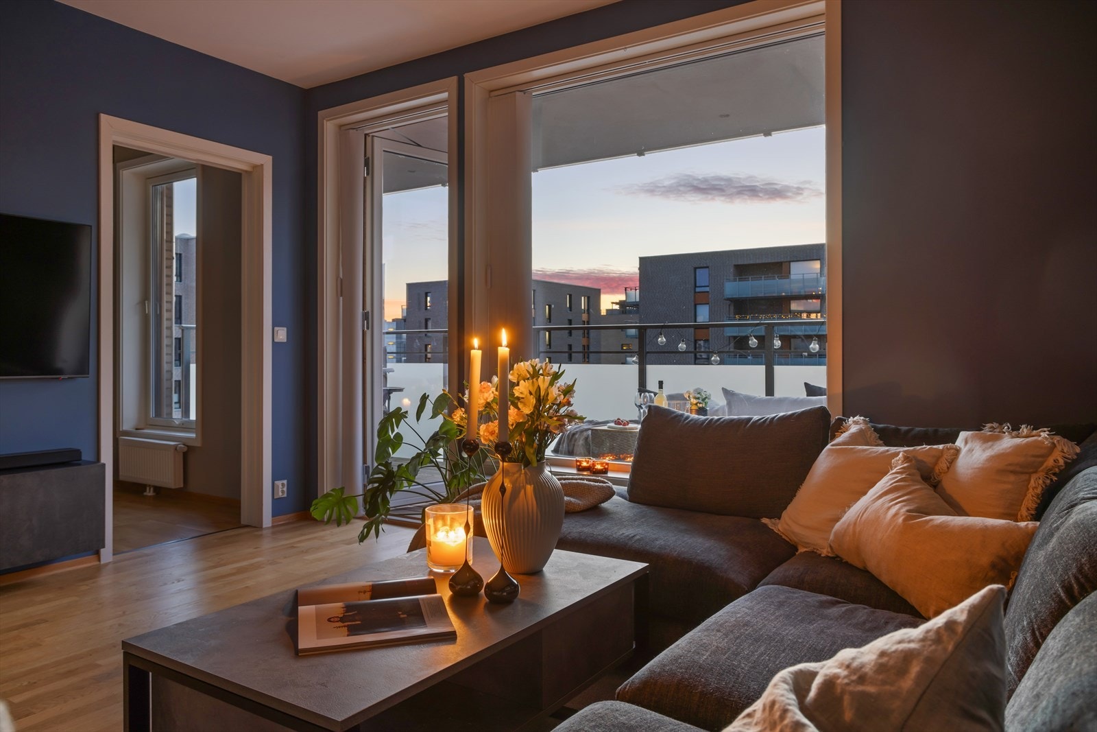 Dette er en lekker og moderne 3-roms hjørneleilighet fra 2017 med en god intern beliggenhet på Løren. Galleribilde