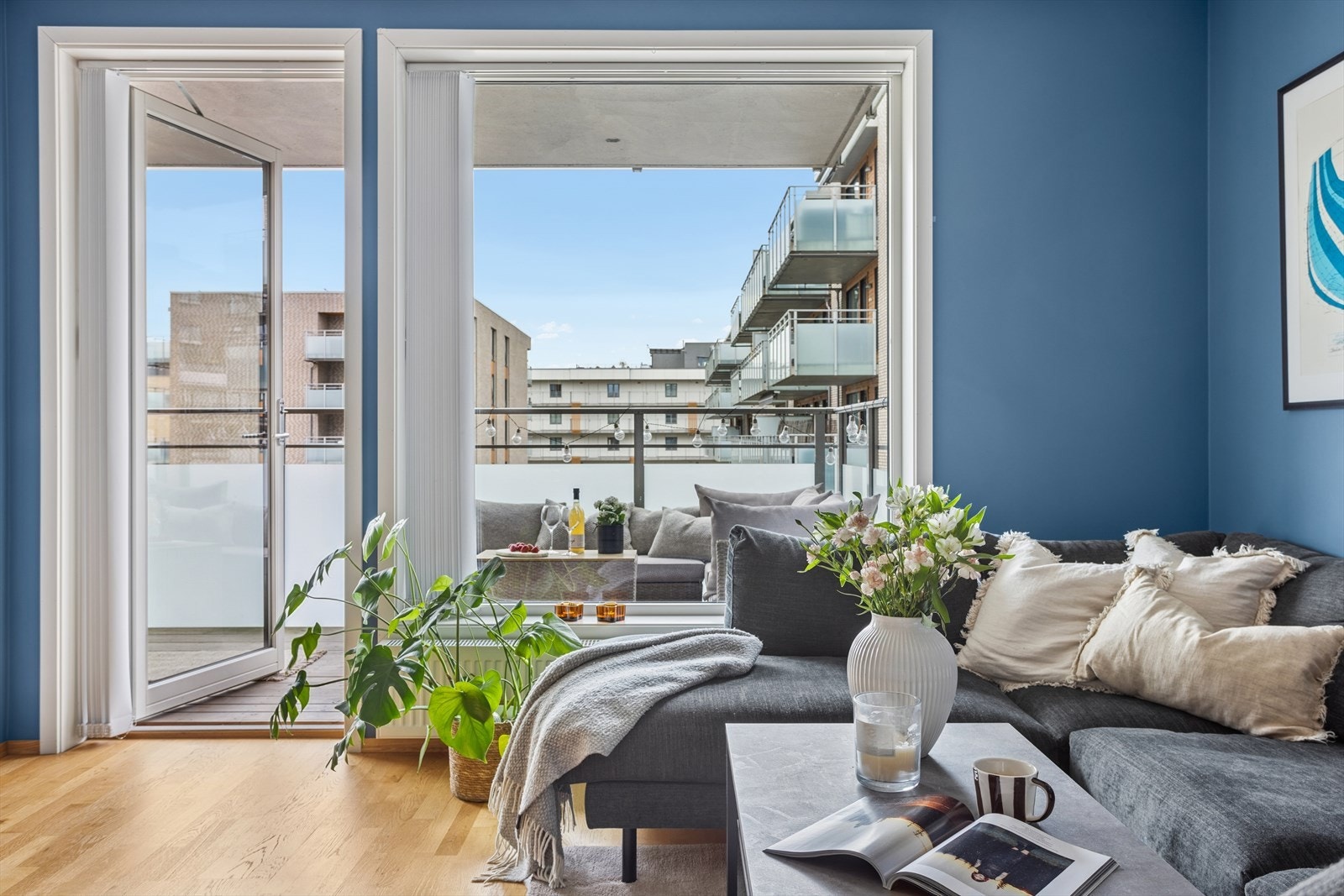 Fra stuen er det utgang til en solrik balkong på ca. 11,3 m². Galleribilde