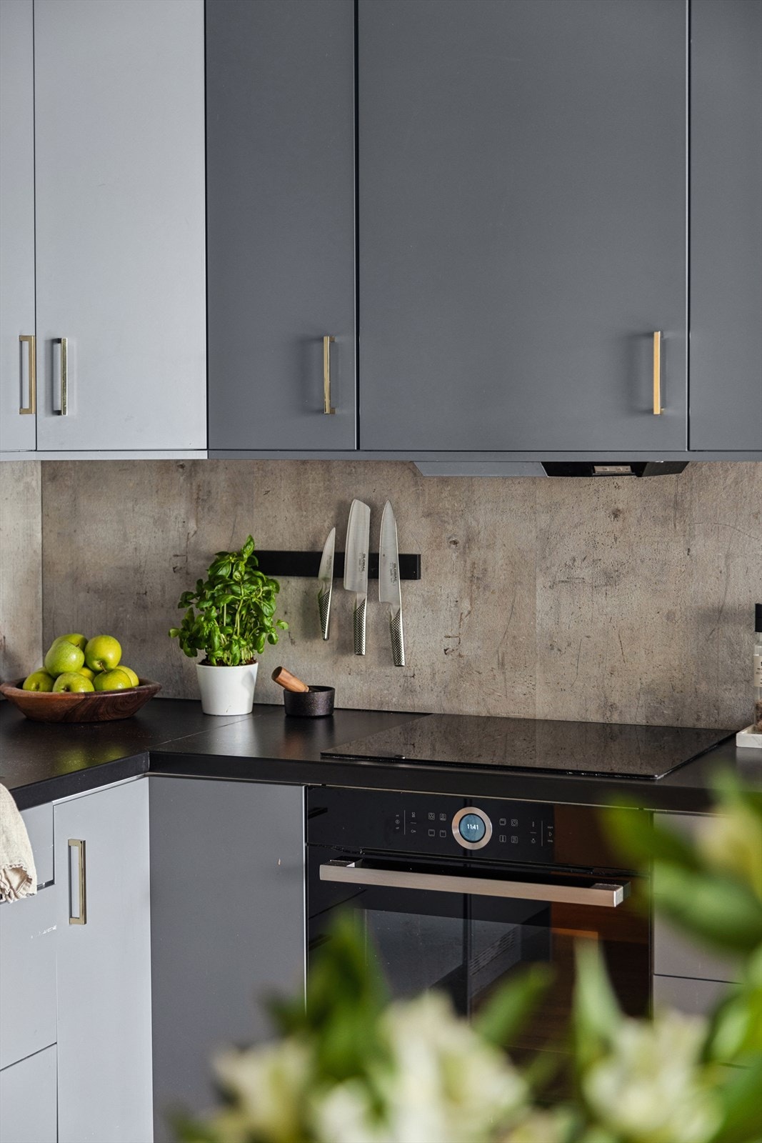 Integrerte hvitevarer som koketopp, stekeovn, mikrobølgeovn, oppvaskmaskin og kjøl/- fryseskap medfølger. Galleribilde