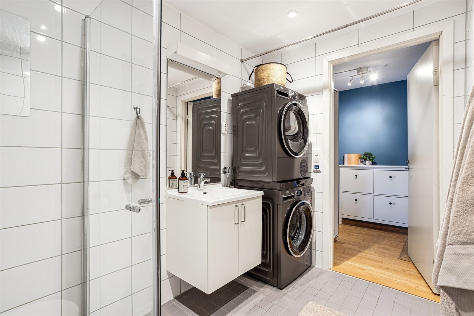 Det er montert opplegg for og plass til vaskemaskin og tørketrommel. Galleribilde