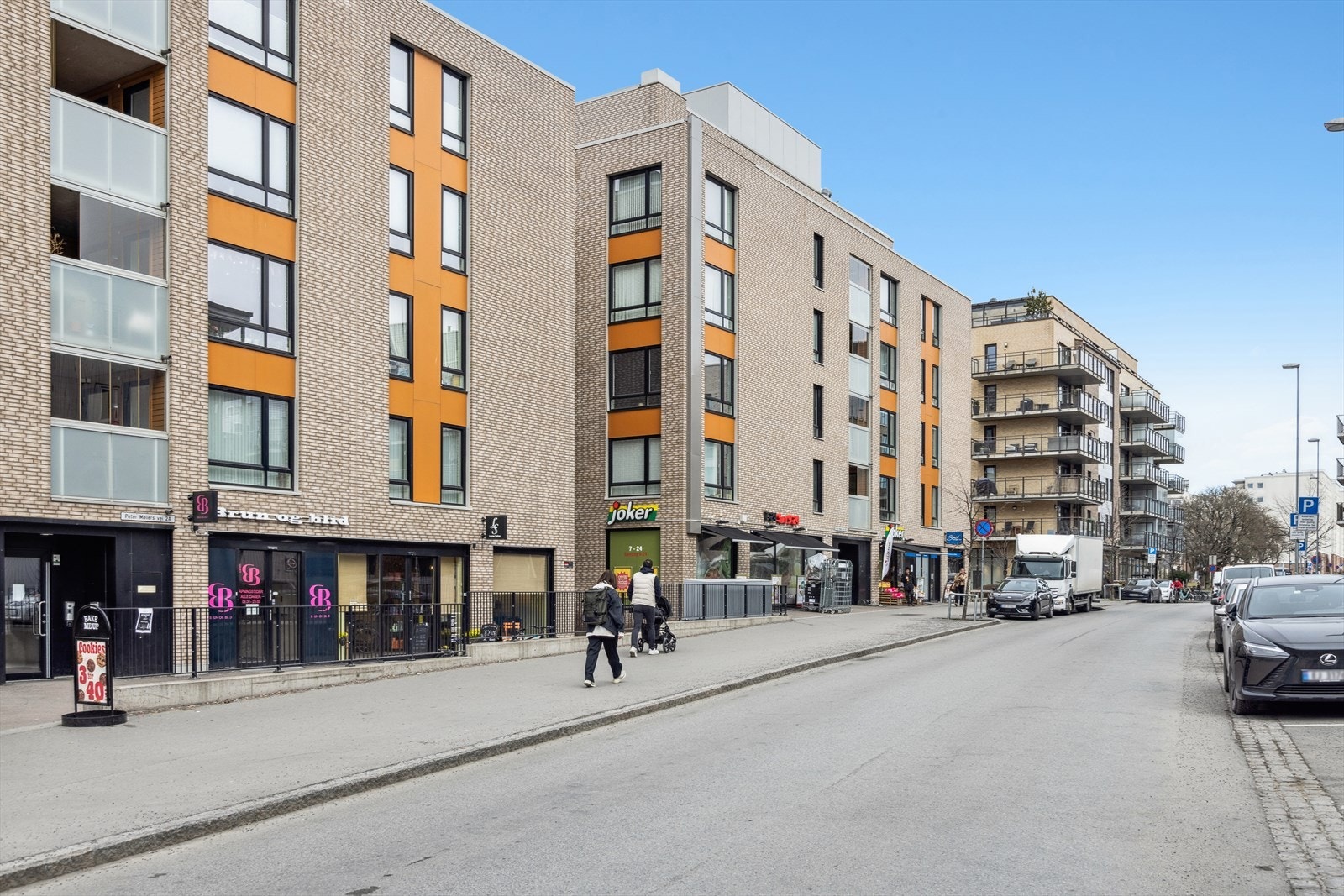 Her bor du i et barnevennlig område med umiddelbar nærhet til offentlig kommunikasjon, dagligvare, parker og treningssenter. Galleribilde