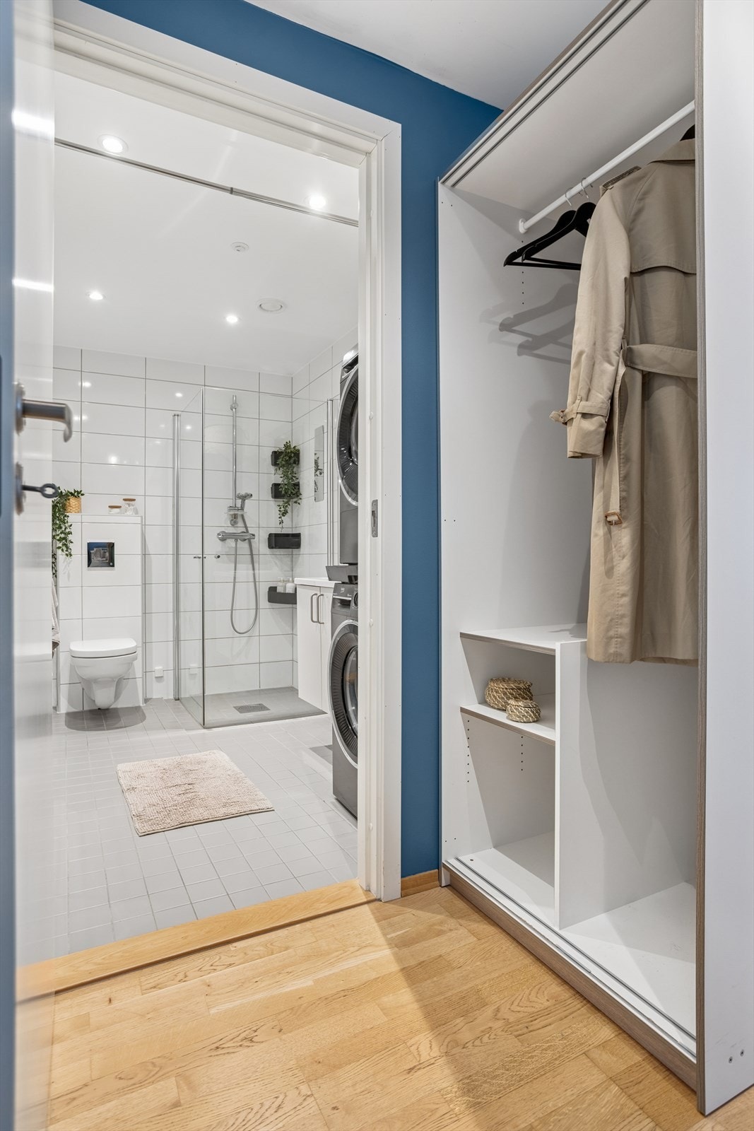 Leiligheten byr på flotte kvaliteter som store vinduer, gode oppbevaringsmuligheter og en barnevennlig planløsning. Galleribilde